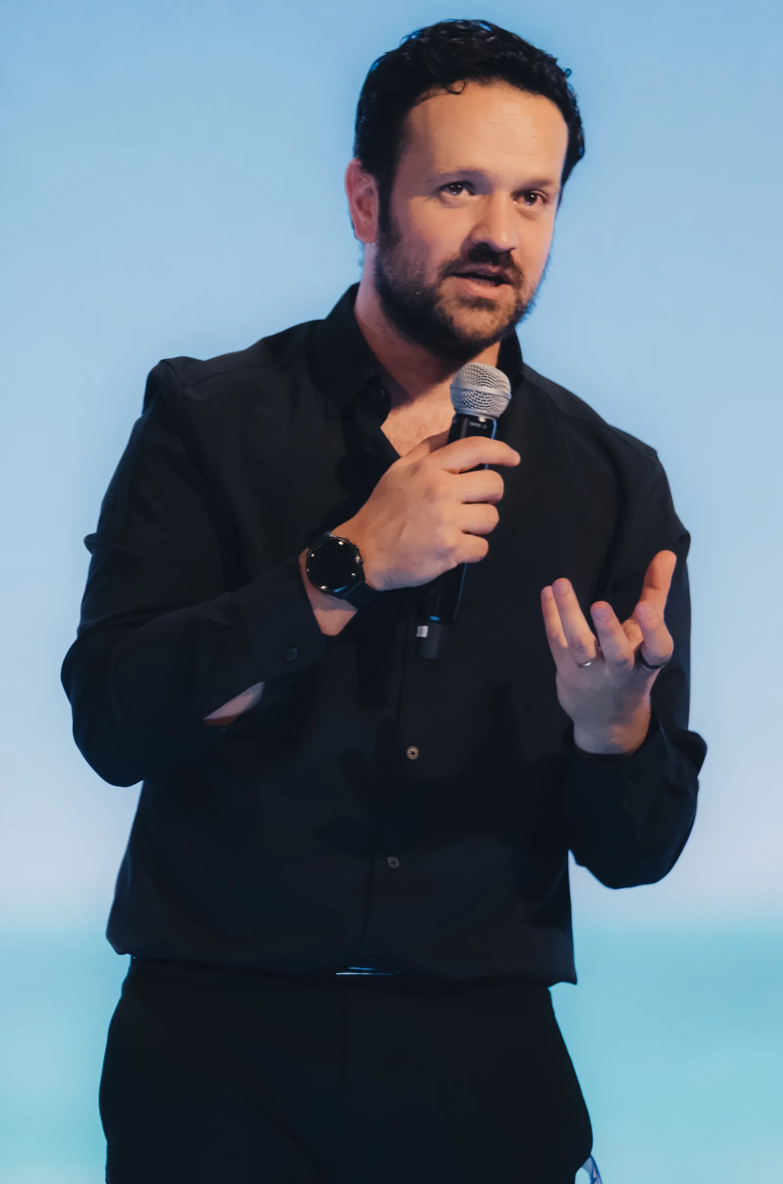 Charla en tarima ante los brokers en un evento de Habi