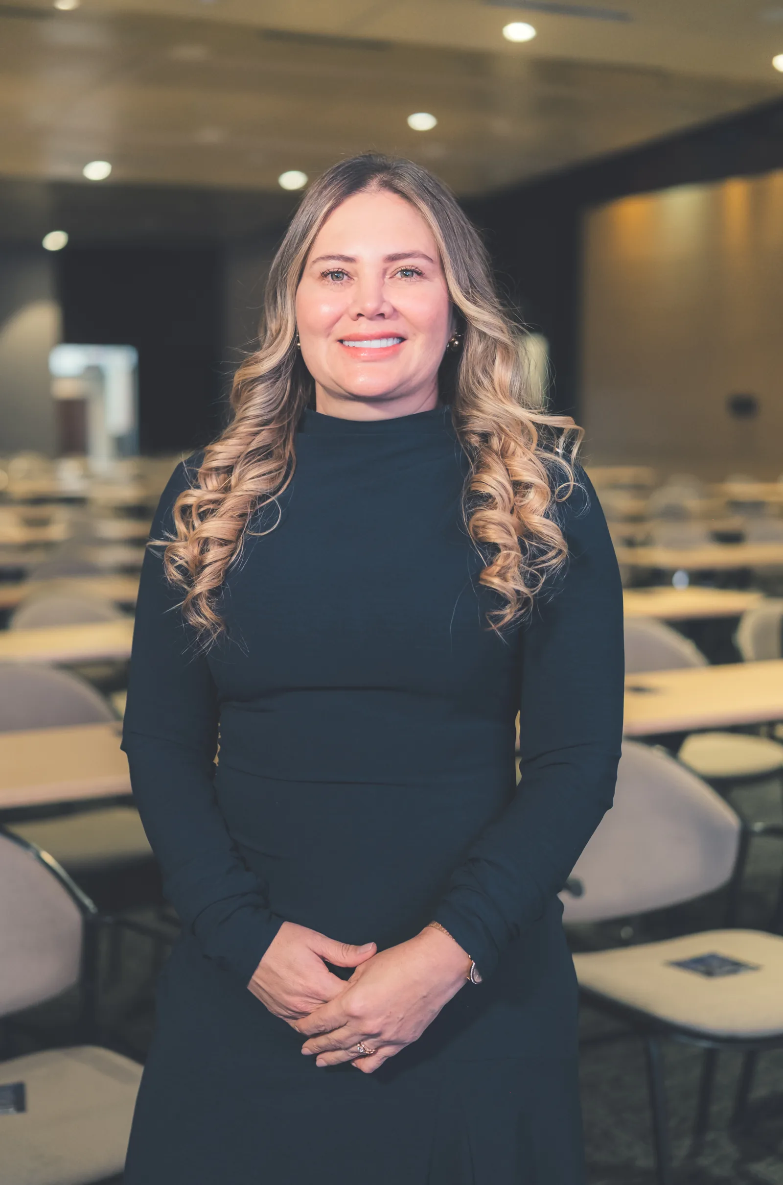 Broker en el salón del evento antes de que llegue el público