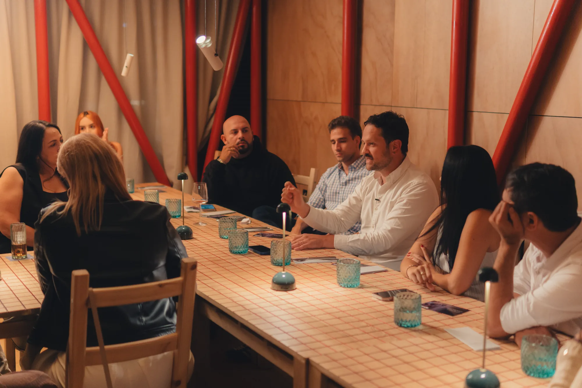 Brokers conversando alrededor de la mesa en un encuentro de Habi