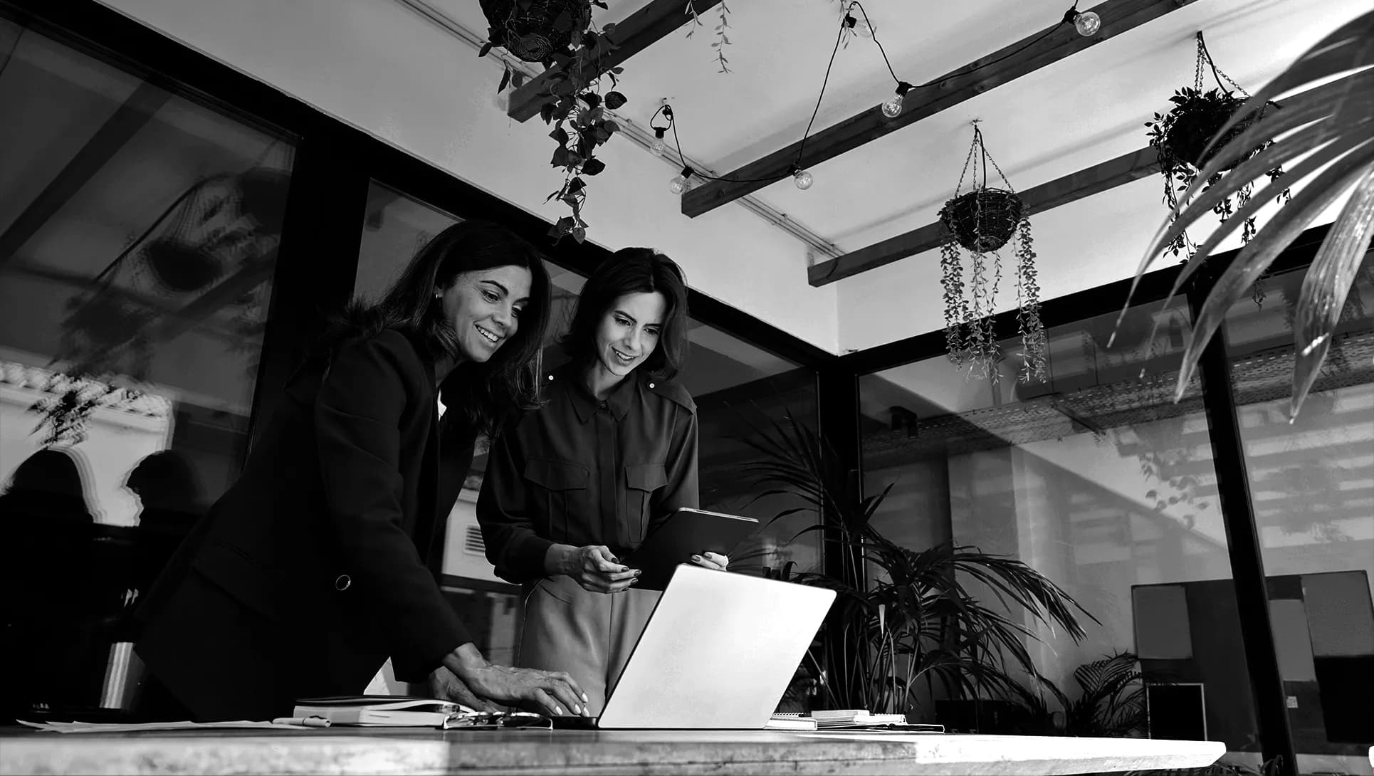 Dos agentes revisando su trabajo en un computador